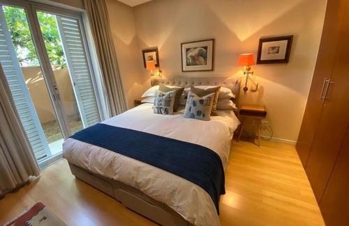 Victoria and Alfred Waterfront Apartment | Parama 003 Secure, Luxurious Waterfront Apartment