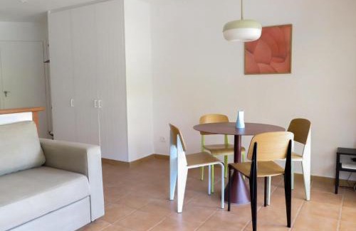 Calella de Palafrugell Apartment | Parc Golfet - Apartamento para 3 con WiFi, AC y Piscina
