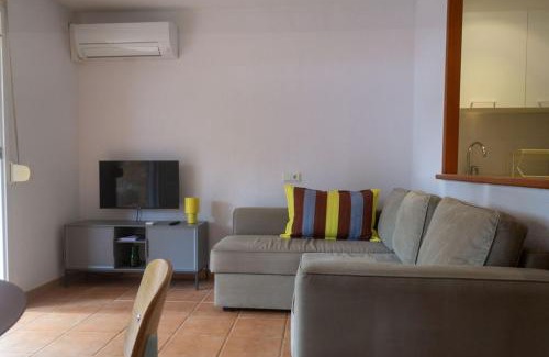 Calella de Palafrugell Apartment | Parc Golfet - Apartamento para 3 con WiFi, AC y Piscina