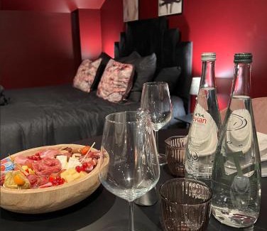 La Ville-du-Bois Apartment | PARENTHESE LOVE - Amour & Tentation Suite Balnéo SPA Proche Orly-Paris