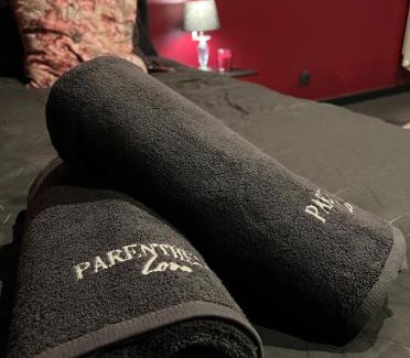 La Ville-du-Bois Apartment | PARENTHESE LOVE - Amour & Tentation Suite Balnéo SPA Proche Orly-Paris