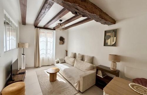 5th Arrondissement Apartment | Paris center near Notre Dame 2 bedrooms with Balcony