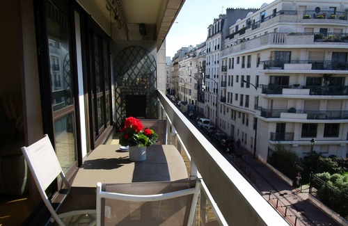 Levallois-Perret Apartment | Paris-Levallois apartment 4*: 2 bedrooms/6 people 68m2, parking, near metro/bus