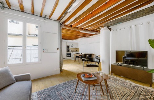 3rd Arrondissement Apartment | Paris Marais Bretagne Temple