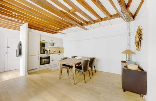 3rd Arrondissement Apartment | Paris Marais Bretagne Temple