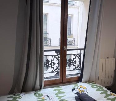 Quartier Sainte-Avoye Apartment | Paris Marais Sunshine Studio