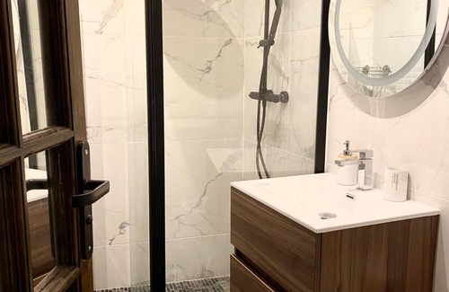 Neuilly-sur-Seine Apartment | Paris/Tour Eiffel/Louvre/Arc de Triomphe/Champs Elysées