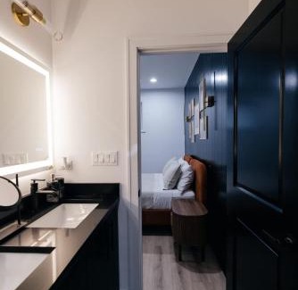 Woodlawn Apartment | Parisian Retreat 6min to Main Quandrangle U of C