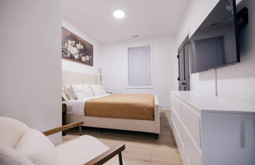 Woodlawn Apartment | Parisian Retreat 6min to Main Quandrangle U of C