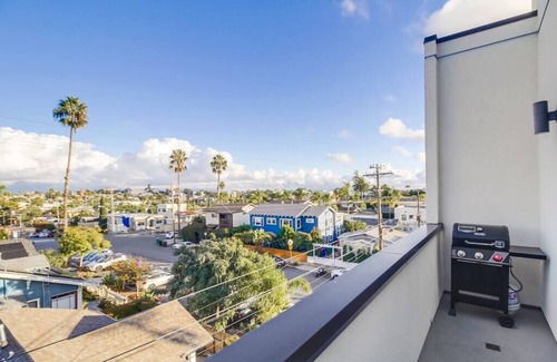 University Heights Apartment | Park Blvd Paradise 304 New construction, king bed!