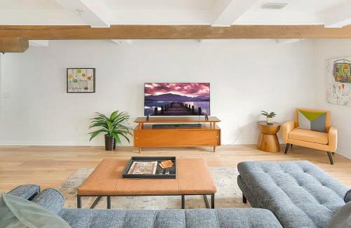 Downtown Historic District Apartment | Park It At the Butterfield Garage, Historic Pre-Prohibition Style Apt in the Heart of Downtown