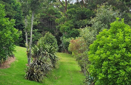 Bay of Islands Cottage | Park-like grounds, stunning sea views & private trail to the water's edge.