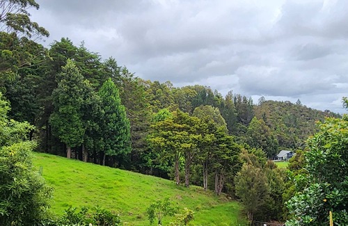 Bay of Islands Cottage | Park-like grounds, stunning sea views & private trail to the water's edge.