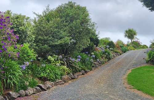 Bay of Islands Cottage | Park-like grounds, stunning sea views & private trail to the water's edge.