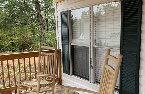 Newport Cottage | Park Model Full Kitchen /Full Living Room/ Full Size Bed /Small dog allowed