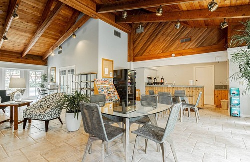 Park Shore Condo | Park Shore Resort-EXTENSIVE HIGH END LUXURIOUS RENOVATION! 1.25 Miles to Beach!