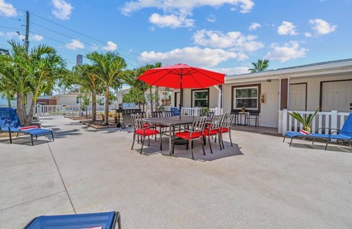 Madeira Beach Apartment | Park Shore Suite 9 - Madeira Beach!