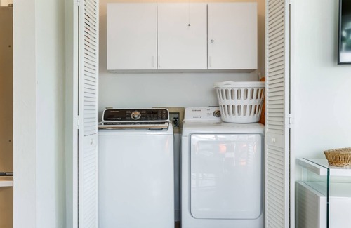 Park Shore Condo | Park Shore Upscale modern condo West of 41, patio w/grill & covered parking