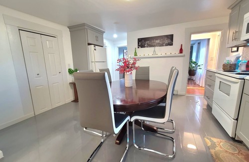 Quincy Apartment | Park view Apt-2 - Free Parking & private entrance