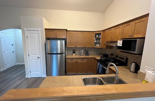 Grande Prairie House | ❤️ Park View, King Bed, Bright, Modern, Fully Stocked