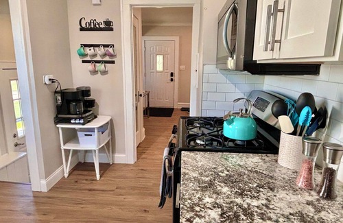 Parma House | Park view ⁞ Porch swing ⁞ Game room ⁞ 2BA ⁞ Manchester Manor: an elegant escape