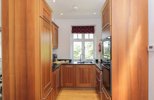 Minchinhampton Cottage | PARK VIEW, romantic, with a garden in Minchinhampton