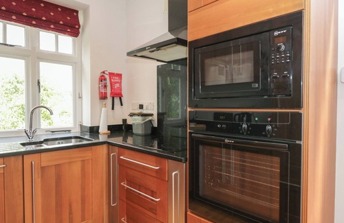 Minchinhampton Cottage | PARK VIEW, romantic, with a garden in Minchinhampton