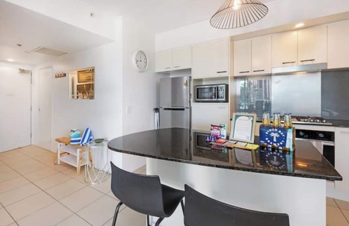 Broadbeach Waters Apartment | Park Views & Luxe Amenities in Broadbeach