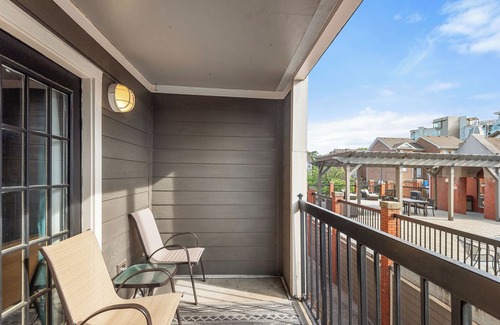 Rutledge Hill Condo | Park4Free! Walk 2 Broadway! Balcony