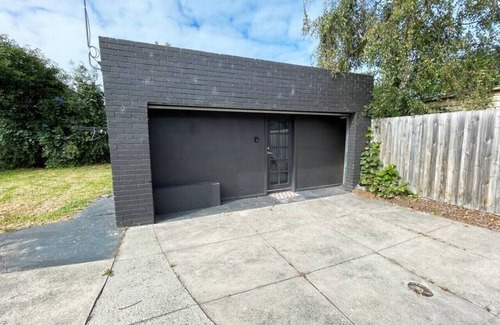 Parkdale Cabin | Parkdale Compact Backyard Cabin Beachside Wi-Fi near Mentone