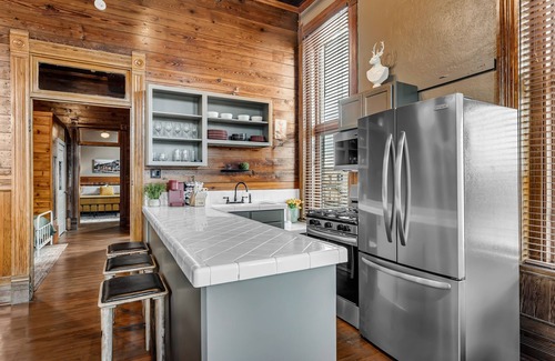 Downtown Apartment | Parker101:Downtown Bryan on Main St, King Bed