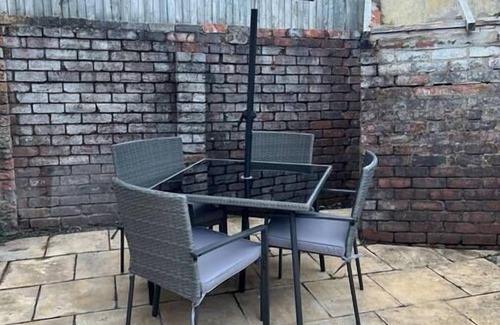 Margam Apartment | Parking, 2 Bathrooms, Dining space & Garden