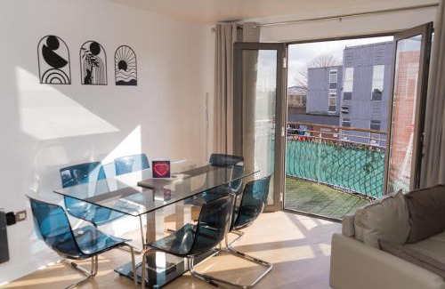Wolverhampton Apartment | PARKING & BALCONY Luxe City Centre Sleeps 4