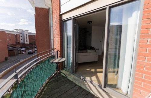 Wolverhampton Apartment | PARKING & BALCONY Luxe City Centre Sleeps 4