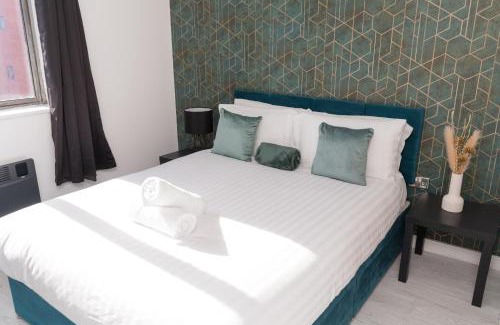 Wolverhampton Apartment | PARKING & BALCONY Luxe City Centre Sleeps 4