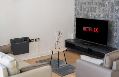 Wolverhampton Apartment | PARKING & BALCONY Luxe City Centre Sleeps 4