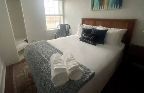 Bloomfield Apartment | ~Parking~ Elevator ~West Penn~ Centrally Located