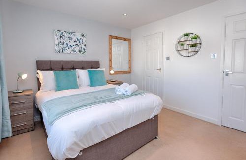 Morriston House | Parking, Garden, En-Suite & Tv's in all Rooms, Large living space