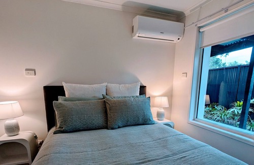 Helensvale House | Parkland Paradise Pool. Family -near Theme Parks- Pet Friendly