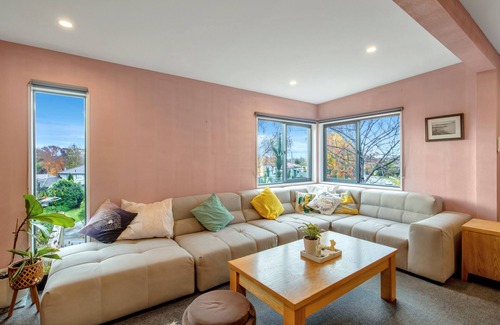 Christchurch House | Parklands Charm - Christchurch Holiday Home