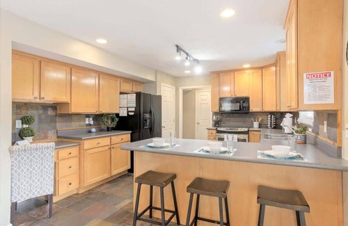 Midvale House | Parkside Escape *HotTub*BBQ* Near Ski Resorts*Park