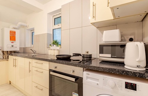 Alperton Apartment | Parkside Haven, Modern 2-Bed Flat with Ensuites, Free Parking & Self Check-In