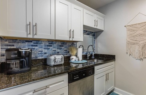 Midtown Condo | *Parkside KING SUITE in Midtown with FREE parking*