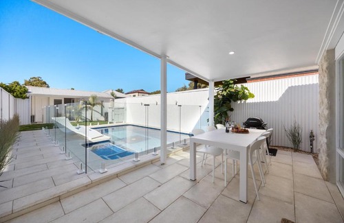 Parkside Apartment | Parkside Pool Retreat - 3BR, Parking, Wi-Fi