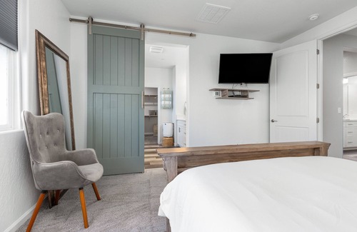 Visalia House | Parkside Residence on Prescott, perfect for Traveling Professionals and mid-term guests