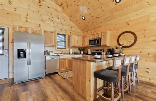 Pigeon Forge Cabin | Parkway Paradise w Private Hot Tub