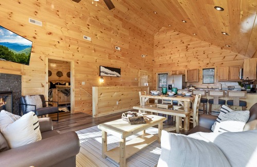 Pigeon Forge Cabin | Parkway Paradise w Private Hot Tub