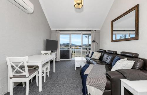 Jindabyne Apartment | Parkwood 5 - 2BR Split Level l Spa Bath l BBQ l Central Location l WiFi