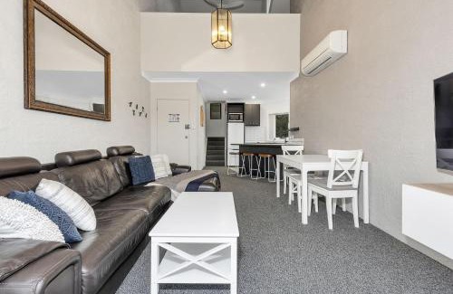 Jindabyne Apartment | Parkwood 5 - 2BR Split Level l Spa Bath l BBQ l Central Location l WiFi