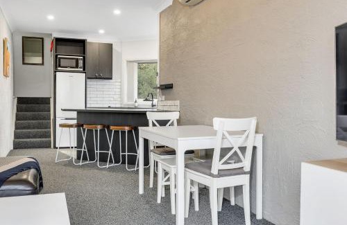 Jindabyne Apartment | Parkwood 5 - 2BR Split Level l Spa Bath l BBQ l Central Location l WiFi